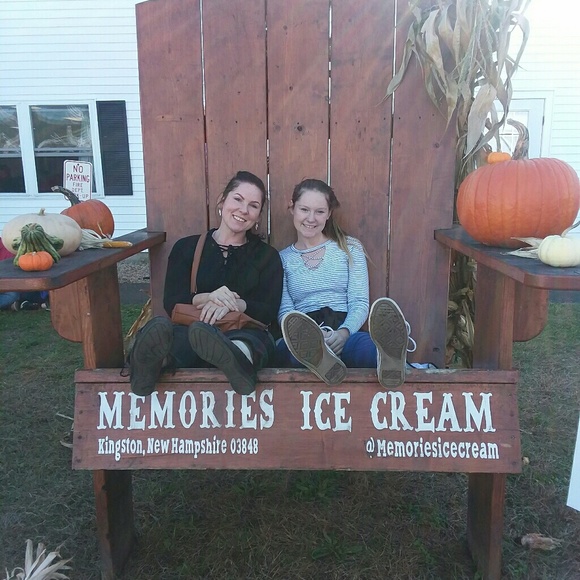 Meet the Posher, Desiree - Picture 2 of 3